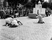 Traktor kör vagn framför tjänare på Barnens dag, juni1953