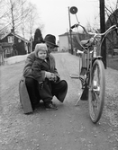 Far med dotter bredvid cykel, februari 1954
