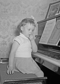 Flicka vid piano, maj 1955