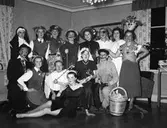 Gäster på möhippa på Kanalträdgården, maj 1955