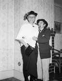 Par på möhippa på Kanalträdgården, maj 1955