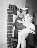Kärlekspar på möhippa på Kanalträdgården, maj 1955
