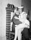 Kärlekspar på möhippa på Kanalträdgården, maj 1955