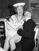 Skrattande par på Möhippa på Kanalträdgården, maj 1955