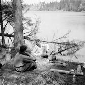 Lägereld vid Falkasjön, juni 1954