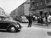 Polis dirigerar trafik på Barnens dag, 1953
