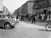 Polis dirigerar trafik på Barnens dag, 1953