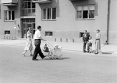 Promenad med barnvagn, 1953