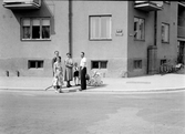 Familj med barnvagn, 1953