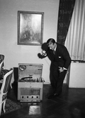 Man med radiogrammofon, 1953
