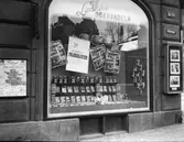 Skyltfönster Lindhska Bokhandeln, 1954
