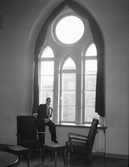 Man i fönsternisch i Rådhuset, 1954