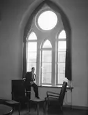 Man i fönsternisch i Rådhuset, 1954