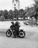 Man på motorcykel på Nora torg, 1951