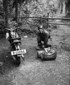 Man bredvid motorcykel, 1951