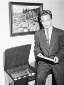 Pojke vid radiogrammofon, 1953