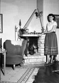 Kvinna vid öppen spis, 1954