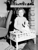 Flicka med docksäng, 1954