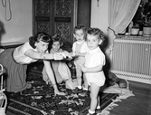 Mamma leker med barnen, 1954