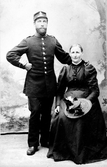 Soldat med hustru med damhatt i knät, 1890-tal