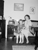 Mamma med dotter, 1955