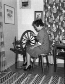 Kvinna vid spinnrock, 1950-tal