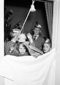 Barn vid fiskdamm vid julgransplundring, 1955
