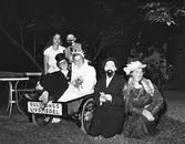 Brud med sällskp vid möhippa vid Kanalträdgården, augusti 1953