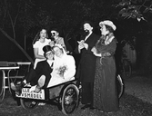 Brudpar i vagn vid möhippa vid Kanalträdgården, augusti 1953