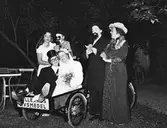 Brudpar i vagn vid möhippa vid Kanalträdgården, augusti 1953