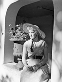 Kvinna i hatt vid disponentvillan vid Örebro Murbruksfabrik, juni 1952