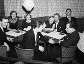 Fest på restaurang Atterlingska basarerna vid Stortorget, april 1952