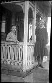 Två flickor på veranda