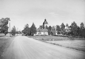 Vy mot Ringkarleby kyrka och skolhus, 1930-tal