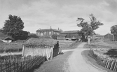 Gammal Bergsmansgård vid Kärvingeborn, 1933