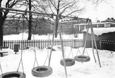 Lekplats med gungor på Hjorttorpsvägen, 1960-tal