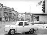Bil i korsning vid Skolgatan, 1960-tal