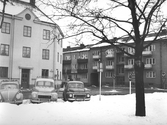 Bilar parkerade vid hyreshus på norr, 1960-tal