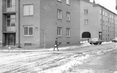 Dam vid hyreshus vid Längbro torg, 1960-tal