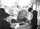 Kunder i kassan på Stjärnlivs på Hjorttorpsvägen, 1960-tal