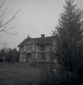 Mangårdsbyggnad i Rya med snickarglädje.