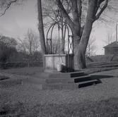 Kyrkogården, modern brunn.