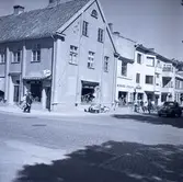 Radio - TV, sport - fiske och Monarks cyklar vid en korsning troligen i Borgholm.