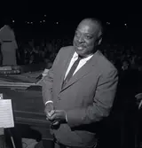 Count Basie. Under en konsert.