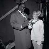 En man och en kvinna som håller i en tvärflöjt.