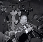 Musiker som blåser i trumpeter ur Count Basies orkester.