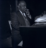 Count Basie vid sitt piano, röker.