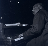 Count Basie spelar piano.