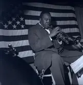 En man som spelar trumpet ur Count Basies orkester.