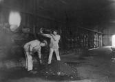 Arbetare skyfflar kol, 1913-1930